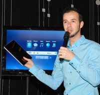 Грег Фальджано продемонстрировал универсальность использования накопителей GoFlex на примере телевизора и Apple iPad