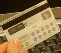 Платежная карта CodeSure снабжена мини-клавиатурой и дисплеем на восемь символов, на котором отображается одноразовый код, порождаемый встроенной системой генерации кода