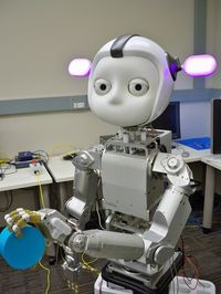 Обаятельный Саймон с приятным округлым лицом демонстрирует успехи исследователей в создании роботов, способных взаимодействовать с человеком и учиться у него 