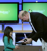 Ровно год назад девочка по имени Кайли с рекламы Windows и Стив Балмер объявили о начале продаж новой операционной системы. Фото: Microsoft. 