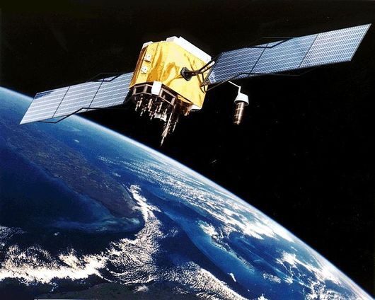 Американская GPS и российская ГЛОНАСС концептуально схожи и используют орбитальные группировки спутников на круговых орбитах высотой около 20 тыс. км; обе системы в полной конфигурации насчитывают до 30 спутников. Иллюстрация: NASA