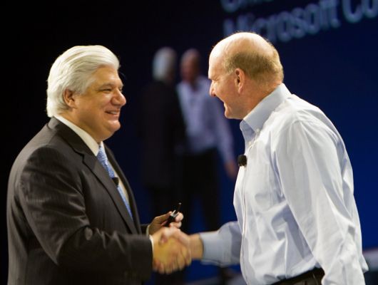 Билл Лазаридис, глава RIM, и Стив Балмер договорились о совместном маркетинге продуктов друг друга. Фото: RIM