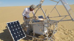 Solar Sinter, разработанный студентом Маркусом Кайзером, позволяет печатать солнцем, спаивая частички песка в стеклянный монолит, и создавать, практически без затрат энергии, чаши и более сложные трехмерные детали. Иллюстрация: Markus Kayser