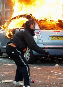 Эта фотография — один из многих тысяч снимков, опубликованных в печатных изданиях и социальных СМИ после потрясших Лондон трехдневных массовых беспорядков