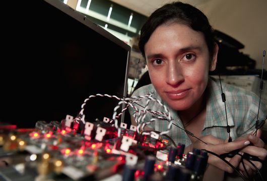 Мелисса Дуарте демонстрирует прототип полнодуплексного устройства, способного отправлять сразу два сигнала таким образом, чтобы они взаимно компенсировали друг друга. Фото: Rice University