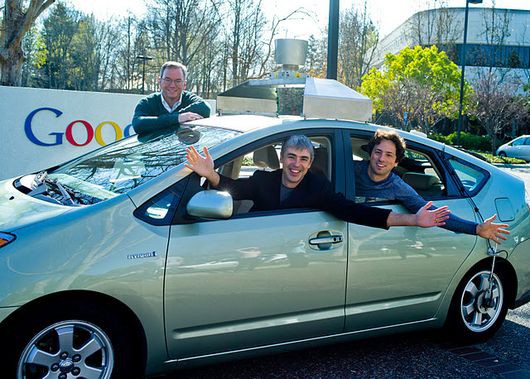 Руководители Google в разработанном в корпорации автомобиле с автопилотом. Фото: Google