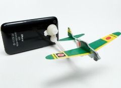 К игре Foam Fighters прилагаются небольшие игрушечные самолеты, сделанные из вспененного материала. Фото: WowWee