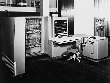 В пресс-релизе 1954 года говорилось: «Мэйнфрейм 701, выдавал их перевод на английский на автоматическом печатающем устройстве с головокружительной быстротой две с половиной строки в секунду». Иллюстрация: IBM