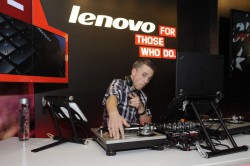 На стенде Lenovo на выставке CES 2012 в Лас-Вегасе: в США компании предстоит весьма непростое соперничество с брендами, давно завоевавшими признание потребителей. Источник: Lenovo