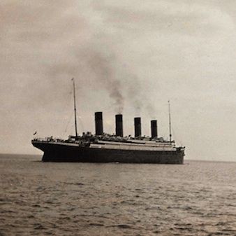 Считается, что это последнее известное фото «Титаника», сделанное в момент его отправки в рейс до Нью-Йорка. Снимок стал одним из восьми, проданных на аукционе «Кристис» в Лондоне в 2003 году  