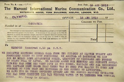 Радиограмма сигнала бедствия «Титаника», отправленная со станции Маркони, выставлена в аукционном доме «Бонэмс» в Нью-Йорке. Источник: Reuters/Keith Bedford