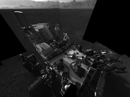 Специальные навигационные камеры машины передают на Землю фотографии высокого разрешения, показывающие нижнюю деку марсохода. В левой верхней части фотографии просматривается его задняя часть, ниже слева — два колеса с правой стороны. На фоне марсохода видна подсвеченная полоса — это волнообразная кромка кратера Гейла. На корпусе снизу — куски гравия, размером около 1 см. Источник: NASA/JPL-Caltech