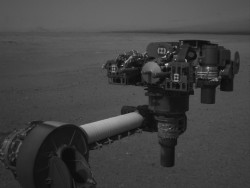 Марсоход Curiosity оснащен лучшим научным оборудованием, однако ни одна из его задач не может быть выполнена без установленных на нем разнообразных роботов. Источник: NASA/JPL