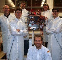 Ученые НАСА (слева направо, сверху вниз) Луиза Жандура, Ави Окон, Бретт Кеннеди, Дэн Саншайн, Джой Мелко и Мэтт Орзевалла работали над манипулятором тестовой машины, точной копии Curiosity. Тестовую машину на Марс не послали. Источник: NASA/JPL