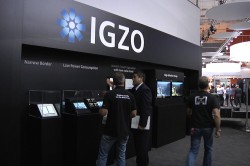 На стенде Sharp было представлено несколько прототипов, созданных на основе нового типа жидкокристаллических экранов IGZO