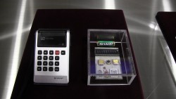 Первый в мире карманный калькулятор с жидкокристаллическим дисплеем, один из первых продуктов Sharp; сейчас компания входит в число крупнейших поставщиков жидкокристаллических панелей